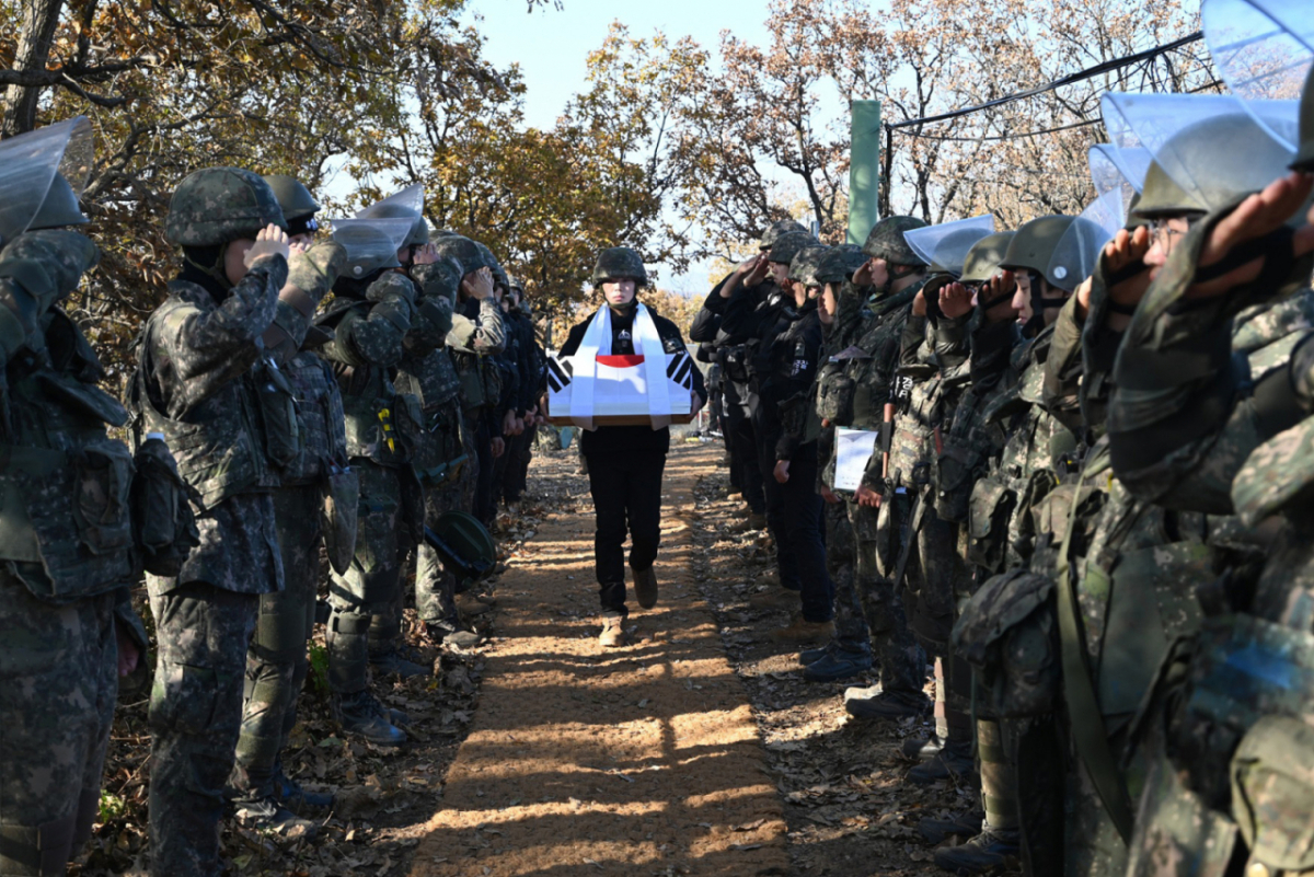 (서울=뉴스1) = 사진은 발굴된 국군 추정 유해에 봉송하는 국방부 유해발굴감식단의 모습. /사진=(서울=뉴스1)