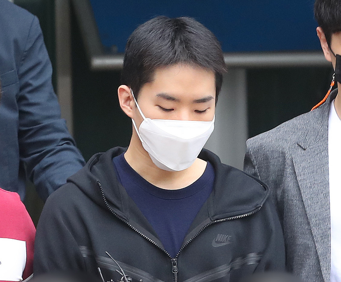남성 1300여명의 나체영상을 녹화해 유포한 이른바 '남성 N번방' 피의자 김영준이 2021년 6월11일 오전 서울 종로경찰서를 나와 서울중앙지검으로 송치되고 있다. /사진=뉴스1