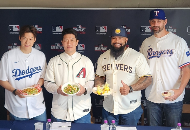 오스틴 강(왼쪽부터)과 김병현, 에릭 테임즈, 더스틴 니퍼트가 1일 'MLB 브렉퍼스트 클럽(MLB Breakfast Club)' 행사에서 음식을 들고 미소를 짓고 있다. /사진=안호근 기자