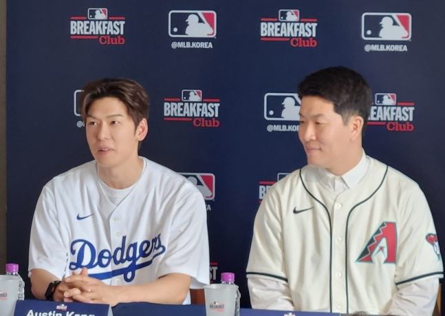 오스틴 강(왼쪽)이 1일 'MLB 브렉퍼스트 클럽(MLB Breakfast Club)' 행사에서 음식에 대한 설명을 하고 있다. /사진=안호근 기자