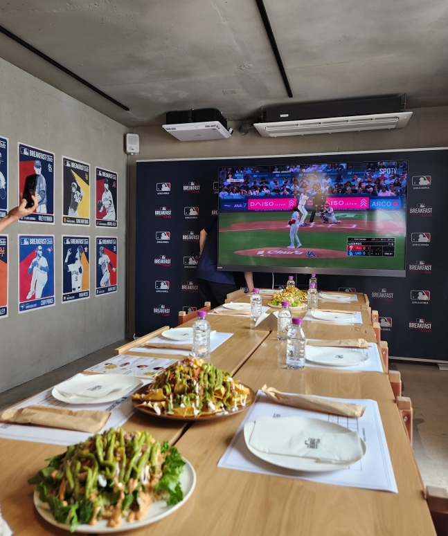 1일 진행된 'MLB 브렉퍼스트 클럽(MLB Breakfast Club)' 행사에서 세팅돼 있는 음식들 뒤로 중계되고 있는 MLB 경기 화면. /사진=안호근 기자