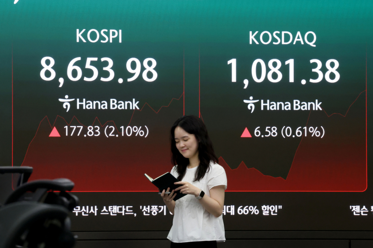 (서울=뉴스1) 이광호 기자 = 코스피가 장중 첫 8600선을 돌파한 1일 오전 서울 중구 하나은행 본점 딜링룸 현황판에 전장대비 177.83포인트(2.10%) 상승한 8,653.98을 나타내고 있다. 2026.6.1/뉴스1 Copyright © 뉴스1. All rights reserved. 무단 전재 및 재배포, AI학습 이용 금지. /사진=(서울=뉴스1) 이광호 기자