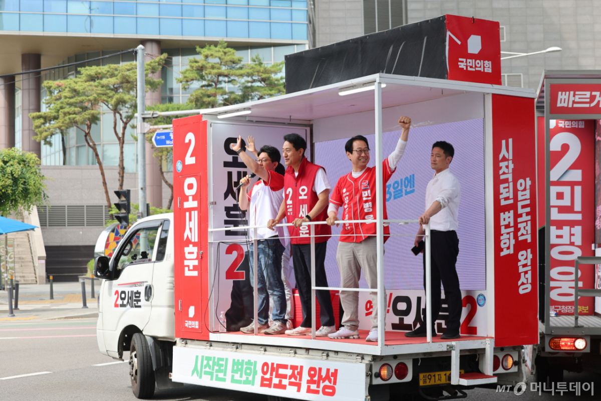 [서울=뉴시스] 권창회 기자 = 오세훈 국민의힘 서울시장 후보가 1일 서울 성북구 월곡역 인근에서 릴레이 순회유세를 열고 유세차를 타고 이동하고 있다. 2026.06.01. kch0523@newsis.com /사진=권창회
