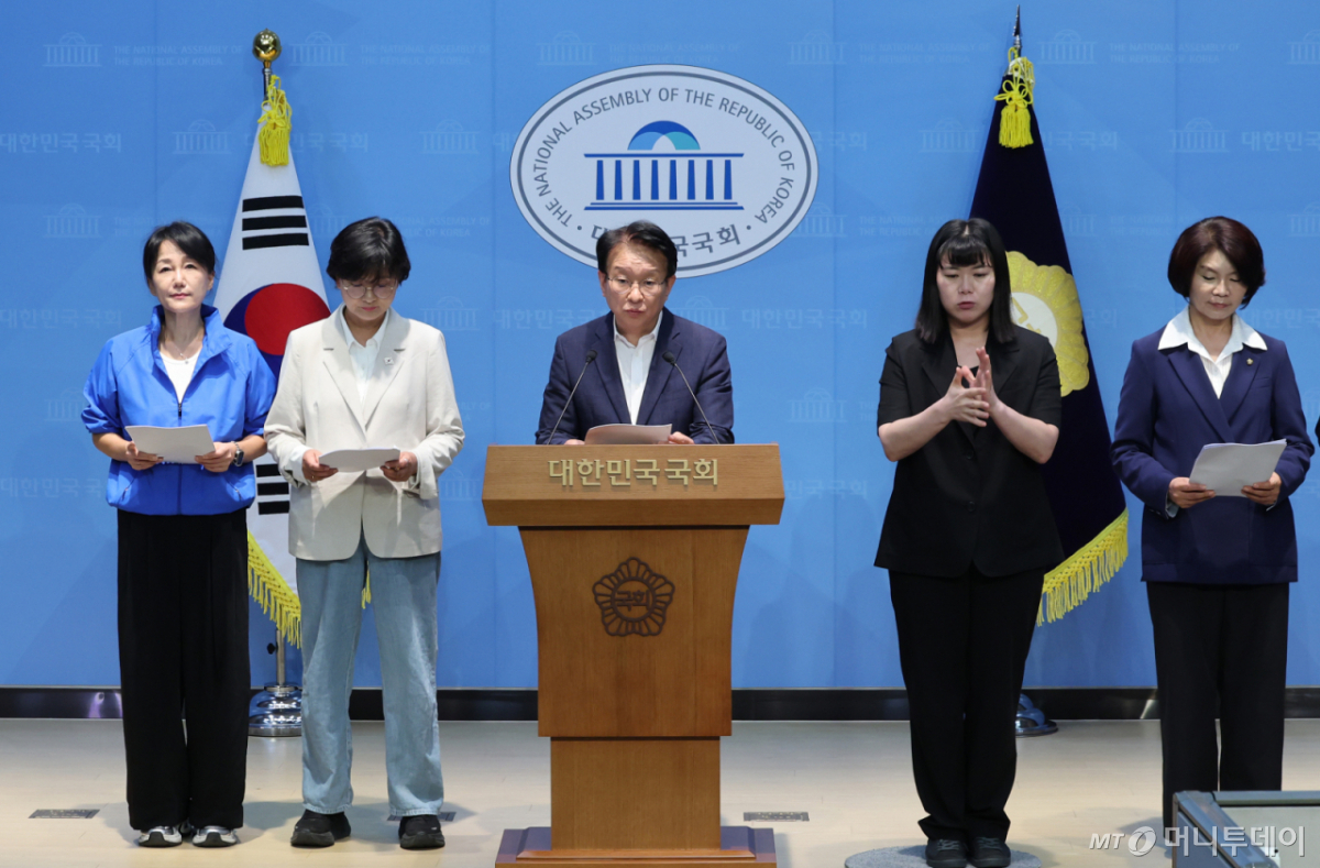 (서울=뉴스1) 황기선 기자 = 더불어민주당 의원들이 1일 오전 서울 여의도 국회 소통관에서 대구시장 선거 현안 관련 기자회견을 하고 있다. 2026.6.1/뉴스1 Copyright © 뉴스1. All rights reserved. 무단 전재 및 재배포, AI학습 이용 금지. /사진=(서울=뉴스1) 황기선 기자