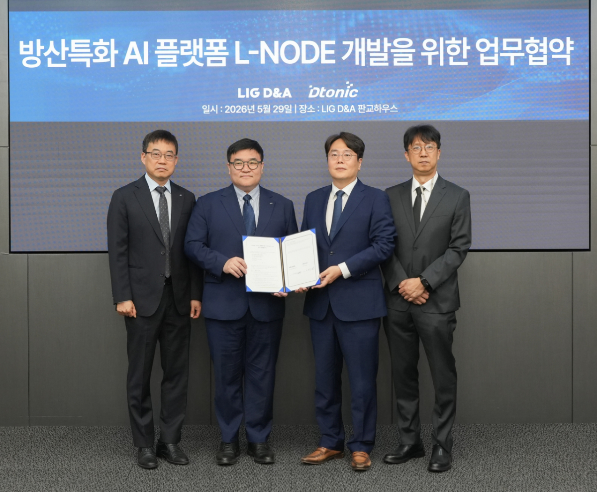 김진훈(왼쪽부터) LIG D&A D2C Lab장과 이승영 LIG D&A 기술혁신본부장과 전용주 디토닉 대표, 권진만 디토닉 부사장이 지난달 29일 방산특화 AI 플랫폼 L-NODE 개발을 위한 업무협약을 맺고 기념사진을 촬영하고 있다./사진=LIG D&A