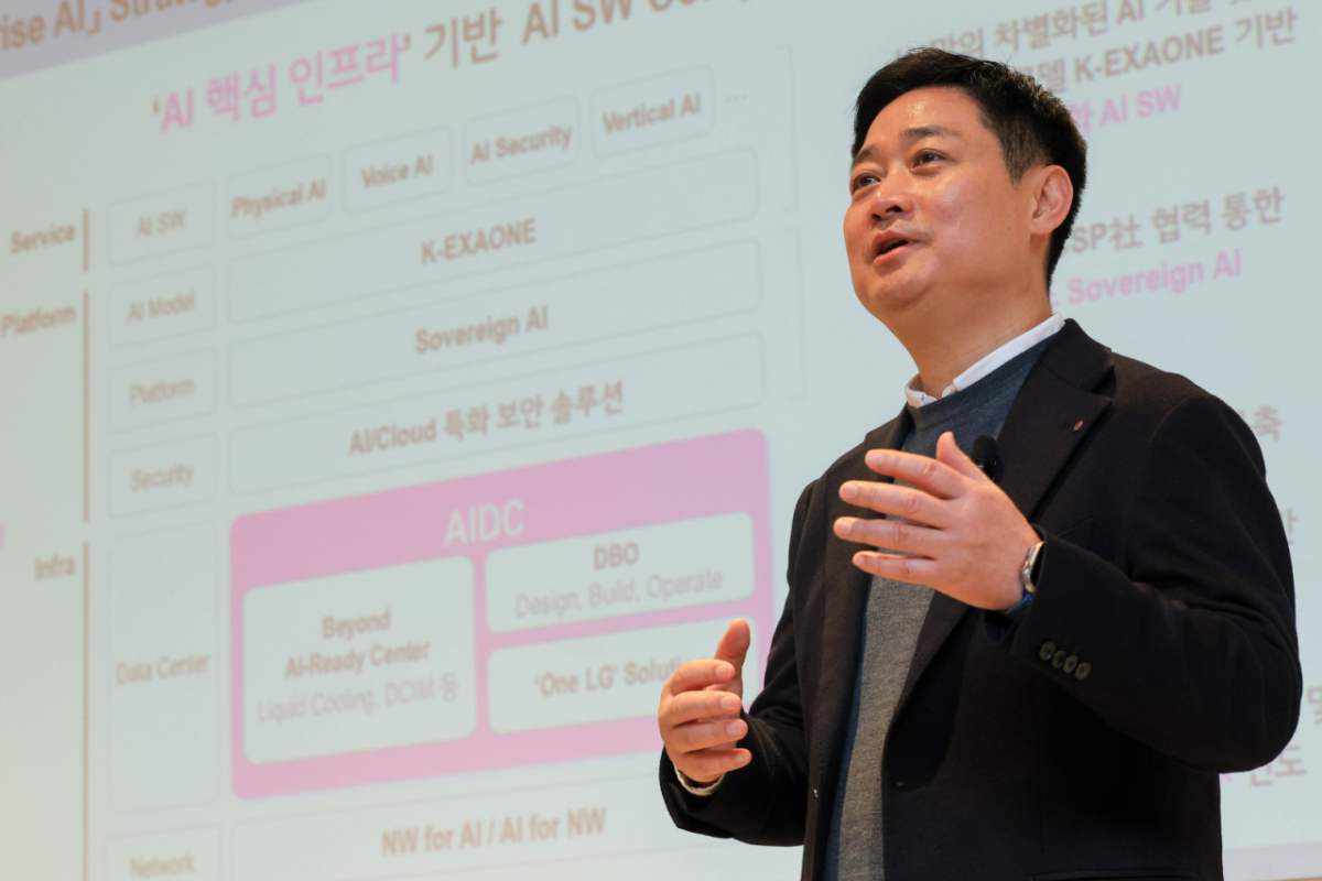 홍범식 LG유플러스 대표가 스페인 바르셀로나 인터콘티넨탈호텔에서 열린 기자간담회에서 'AI 사업 전략'에 대해 발표하고 있다./사진=뉴스1