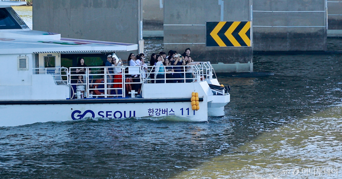 (서울=뉴스1) 안은나 기자 = 서울 낮 최고기온 30도로 여름 더위가 찾아온 31일 한강버스를 탄 시민들이 서강대교 아래를 지나고 있다. 2026.5.31/뉴스1 Copyright © 뉴스1. All rights reserved. 무단 전재 및 재배포, AI학습 이용 금지. /사진=(서울=뉴스1) 안은나 기자