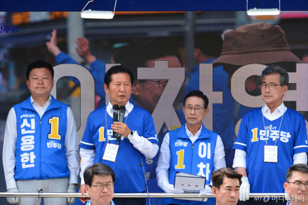(괴산=뉴스1) 이성기 기자 = 정청래 민주당 대표가 1일 이차영 괴산군수 지원을 위해 괴산을 찾았지만, 한화에어로스페이스 사고 여파로 인사말만하고 급히 자리를 떠났다.2026.06.01 2026.6.1/뉴스1 Copyright © 뉴스1. All rights reserved. 무단 전재 및 재배포, AI학습 이용 금지. /사진=(괴산=뉴스1) 이성기 기자