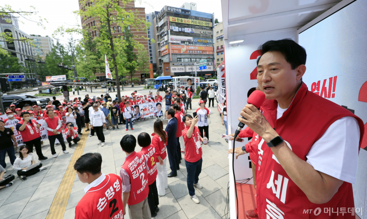 (서울=뉴스1) 박정호 기자 = 오세훈 국민의힘 서울시장 후보가 1일 오후 서울시 노원구 롯데백화점 노원점 앞에서 가진 노원구 릴레이 순회 유세에서 지지를 호소하고 있다. 2026.6.1/뉴스1 Copyright © 뉴스1. All rights reserved. 무단 전재 및 재배포, AI학습 이용 금지. /사진=(서울=뉴스1) 박정호 기자