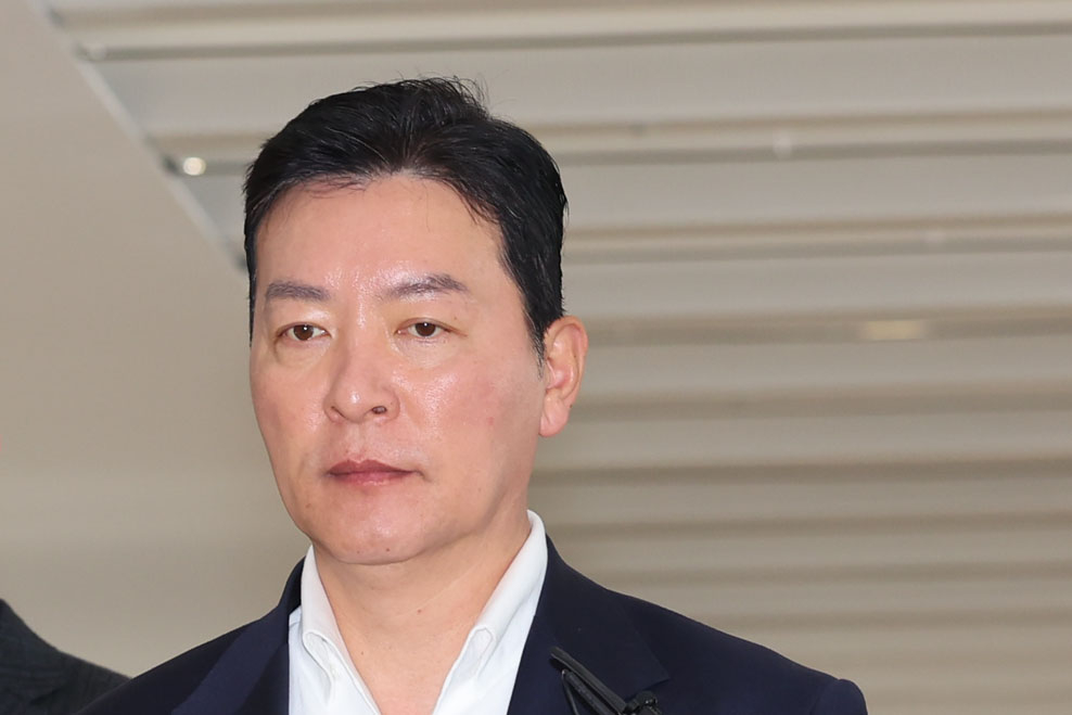 김성훈 전 대통령실 경호처 차장이 지난해 11월 서울 종로구 KT광화문빌딩 웨스트에 마련된 김건희 여사 관련 의혹을 수사하는 민중기 특별검사 사무실에 출석하고 있다. /사진=뉴시스