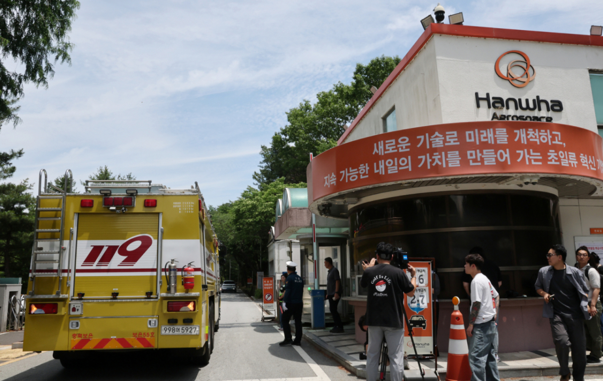 1일 오전 10시59분께 대전 유성구 외삼동 한화에어로스페이스 대전사업장에서 화재가 발생 소방 차량이 화재 현장으로 이동하고 있다. /사진=뉴스1 \