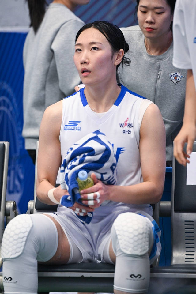 박혜미가 벤치에서 동료들의 플레이를 지켜보고 있다. /사진=WKBL 제공