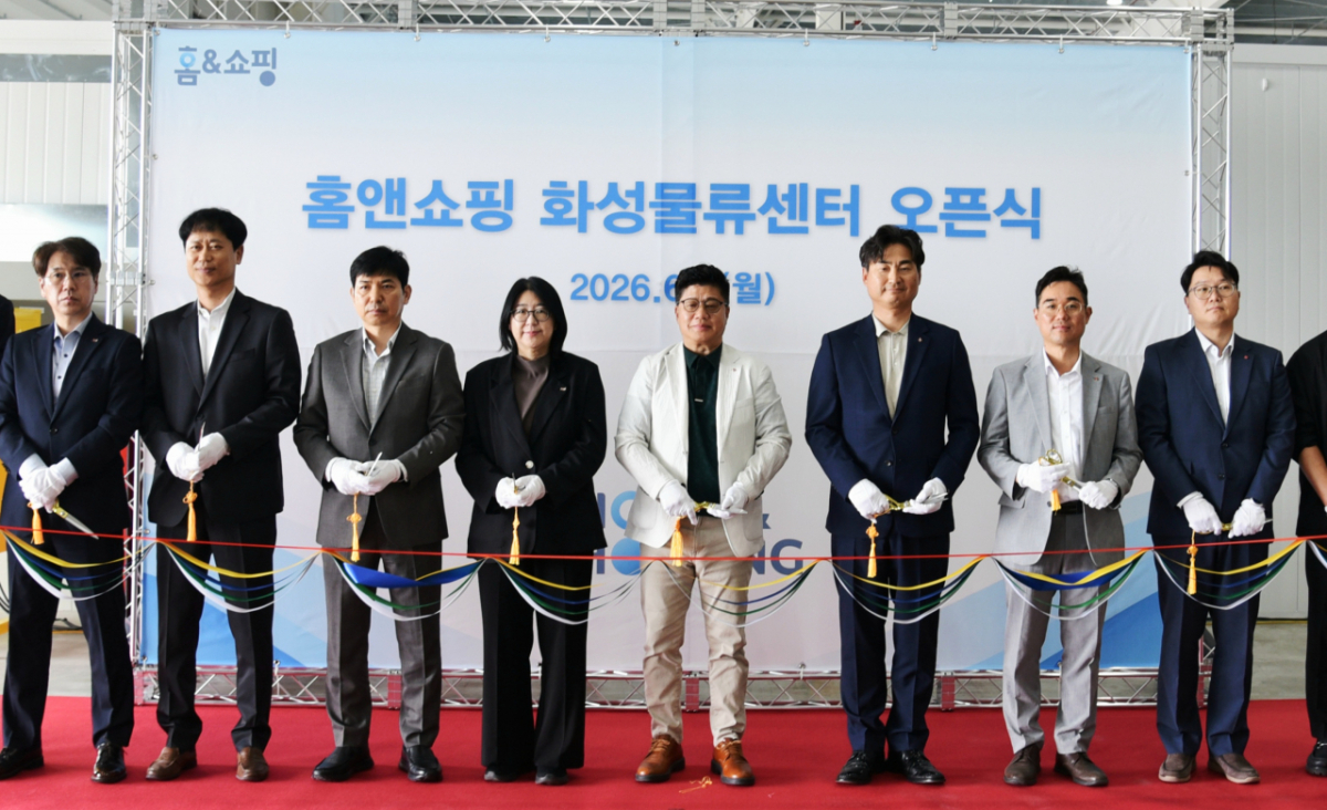 1일 진행한 홈앤쇼핑 화성 물류센터 개소식에서 권진미 홈앤쇼핑 대표이사(왼쪽에서 4번째), 김재진 홈앤쇼핑 경영부문장(왼쪽에서 3번째),강병구 롯데글로벌로지스 대표이사(왼쪽에서 5번째), 전태준 롯데 Lastmile 본부장(오른쪽에서 3번째)이 포즈를 취하고 있다. /사진제공=홈앤쇼핑