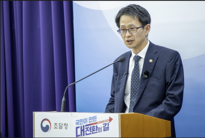 백승보 조달청장이 1일 정부대전청사에서 '국민주권정부 1주년, 공공조달 개혁의 10대 핵심성과'를 발표하고 있다./사진제공=조달청