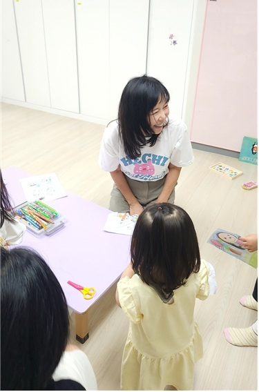 송현옥 여사가 영유아 돌봄 현장에 방문한 사진/사진=오세훈캠프.
