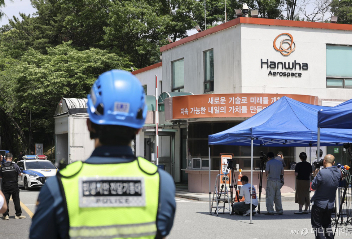1일 오후 대전 유성구 한화에어로스페이스 대전사업장에서 폭발 사고가 발생한 가운데 현장 출입구가 통제되고 있다. 2026.06.01. /사진=뉴시스