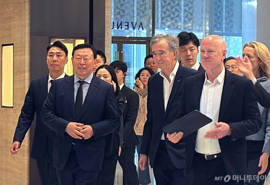 신동빈(왼쪽 두번재 부터) 롯데그룹 회장과 베르나르 아르노 루이뷔통모에헤네시(LVMH) 회장이 11일 서울 롯데백화점 잠실점에서 만나 대화하며 이동하고 있다. 2026.05.11. ming@newsis.com /사진=최진석