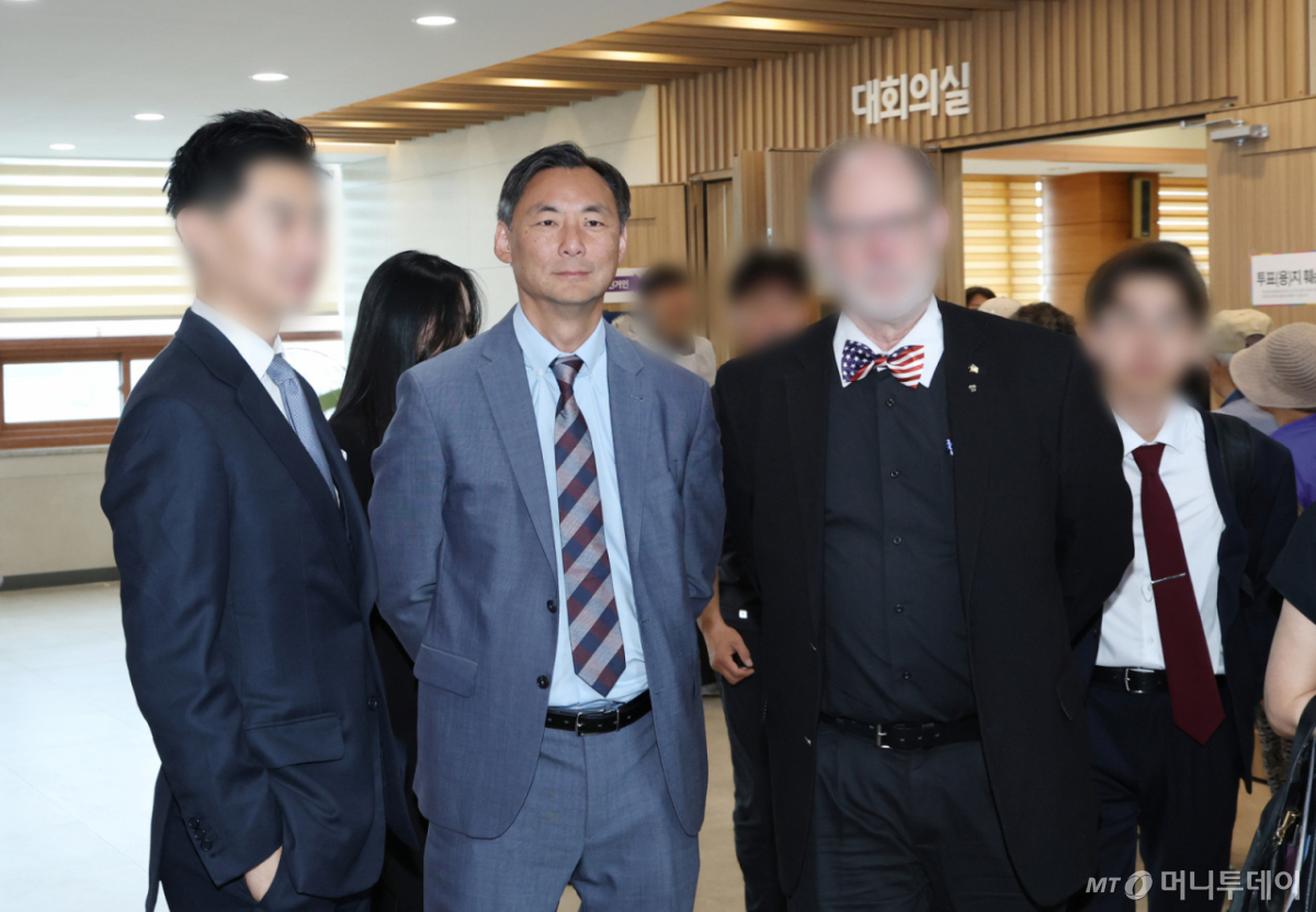 6·3 지방선거를 앞두고 한국에 입국한 '부정선거' 음모론을 주장해 온 모스 탄(한국명 단현명) 미국 리버티대 교수가 지난달 29일 경기 평택시 안중읍행정복지센터에 마련된 사전투표소를 방문해 현장을 둘러보고 있다./사진=뉴스1.