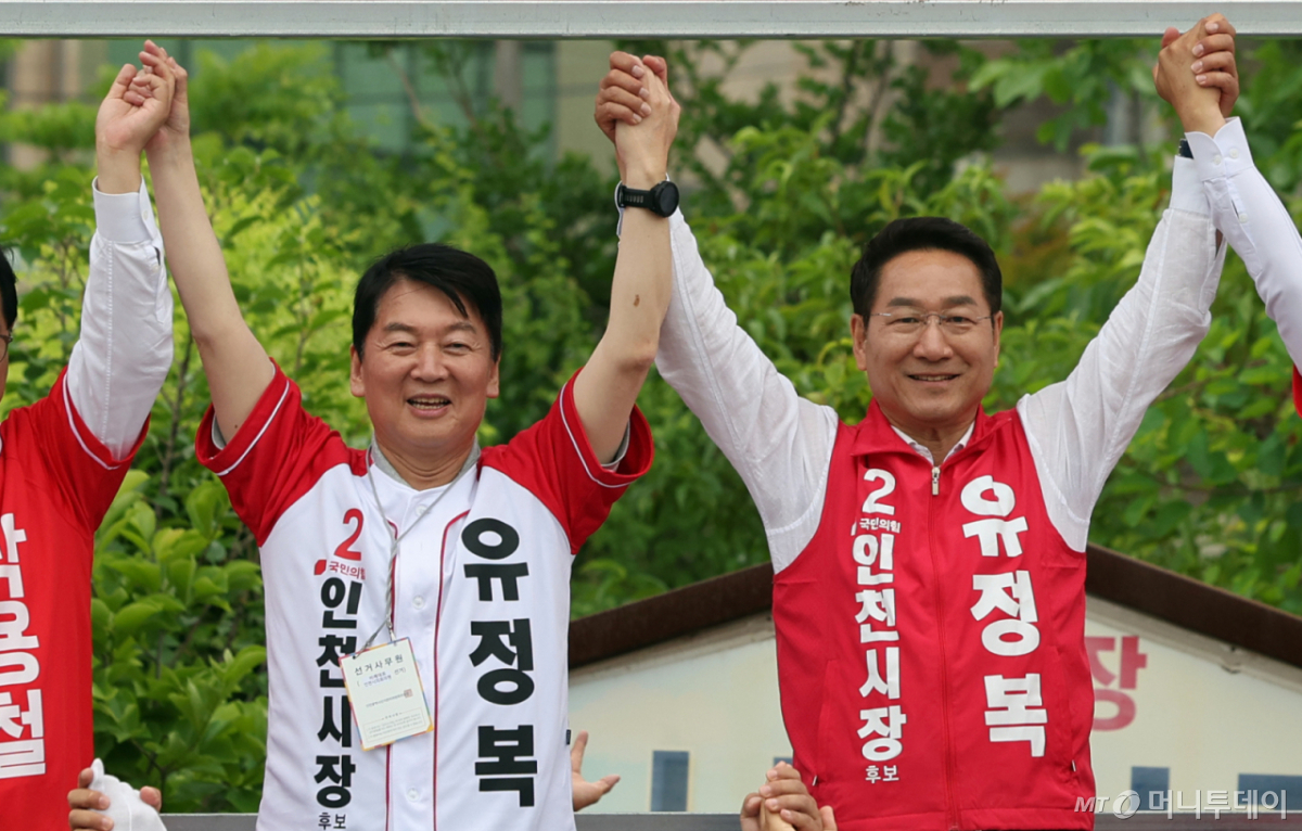 (인천=뉴스1) 황기선 기자 = 유정복 국민의힘 인천시장 후보와 안철수 의원이 27일 오후 인천 강화군 강화풍물시장에서 유권자들에 지지를 호소하고 있다. 2026.5.27/뉴스1 Copyright © 뉴스1. All rights reserved. 무단 전재 및 재배포, AI학습 이용 금지. /사진=(인천=뉴스1) 황기선 기자