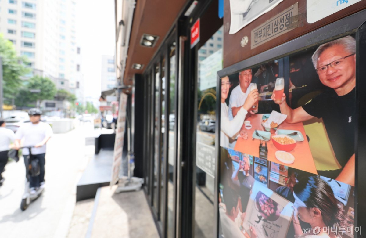 [서울=뉴시스] 황준선 기자 = 1일 서울 강남구 깐부치킨 삼성점 모습.  젠슨 황 엔비디아 최고경영자(CEO)가 이번 주 방한해 주요 그룹 총수들과 회동을 가질 것으로 알려지며 제2의 깐부회동이 성사될지 관심이 쏠리고 있다. 2026.06.01. hwang@newsis.com /사진=황준선