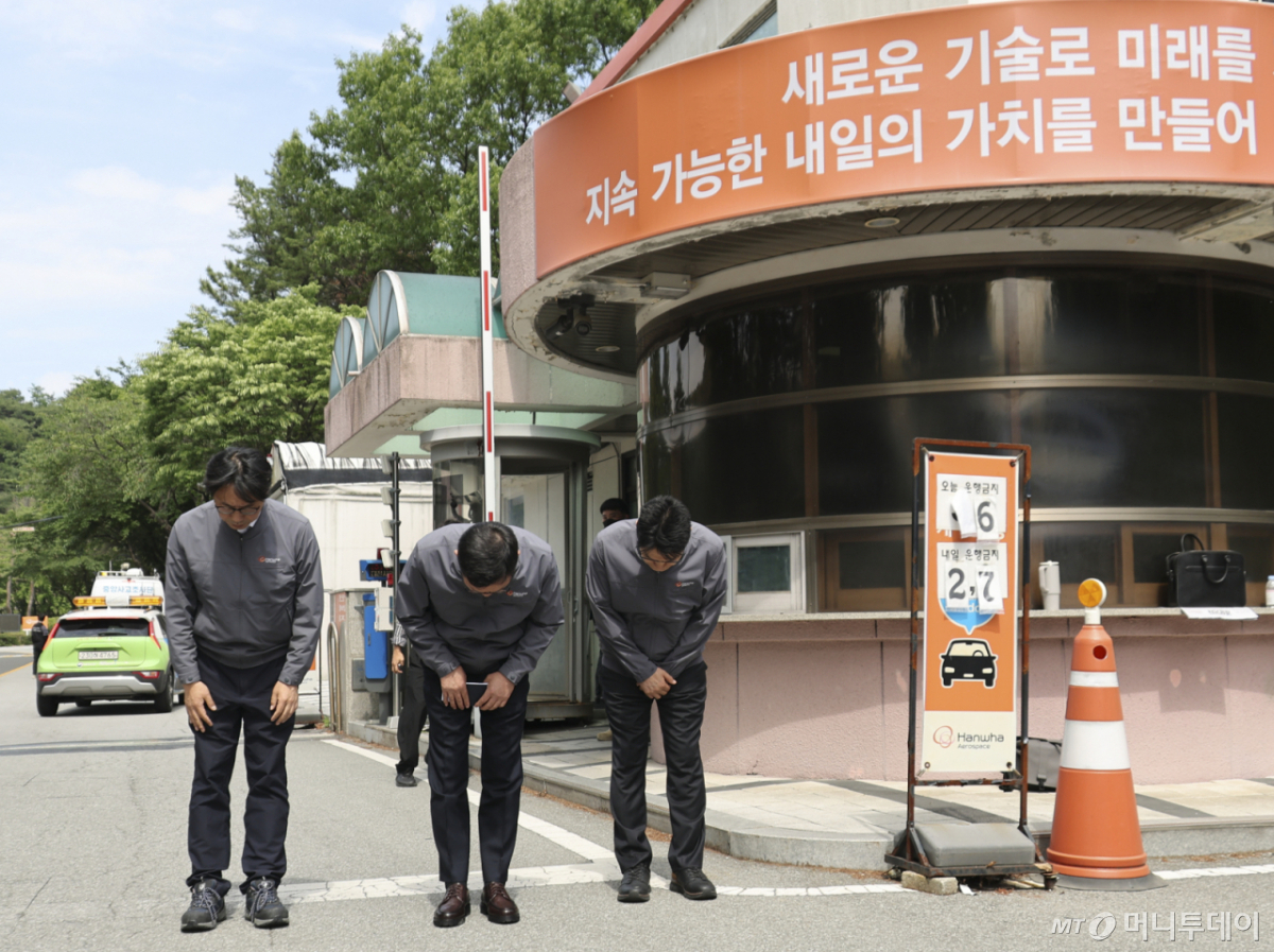 [대전=뉴시스] 김금보 기자 = 손재일(가운데) 한화에어로스페이스 대표이사가 1일 오후 대전 유성구 한화에어로스페이스 대전사업장 앞에서 고개를 숙이고 있다. 2026.06.01. kgb@newsis.com /사진=김금보