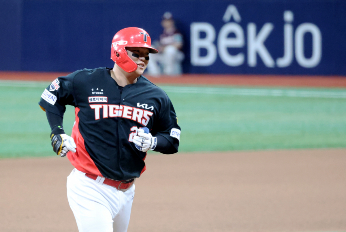 기아 7번타자 한준수가 27일 고척스카이돔에서 열리는 2026KBO리그 키움히어로즈와 기아타이거즈 경기 8회초 나성범에 이어 알칸타라를 상대로 솔로홈런을 터트린 후 홈인하고 있다. 2026.05.27.    나성범의 홈런을 축하했던 한준수  그도 알칸타라를 통타합니다.                '큰절을 하고 싶지만......'  폴더인사로 대신합니다 /사진=강영조 선임기자