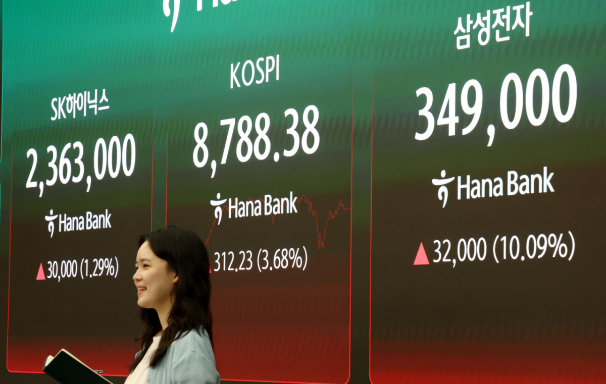 [서울=뉴시스] 조성우 기자 = 코스피가 전 거래일(8476.15)보다 312.23포인트(3.68%) 오른 8788.38에 장을 마감한 1일 오후 서울 중구 하나은행 딜링룸 전광판에 코스피 지수와 SK하이닉스, 삼성전자 주가가 표시되고 있다.  코스닥 지수는 전 거래일(1074.80)보다 24.77포인트(2.30%) 하락한 1050.03에 거래를 마쳤다. 원·달러 환율은 전 거래일(1507.9원)보다 3.6원 내린 1504.3원에 주간 거래를 마감했다. 2026.06.01. xconfind@newsis.com /사진=조성우