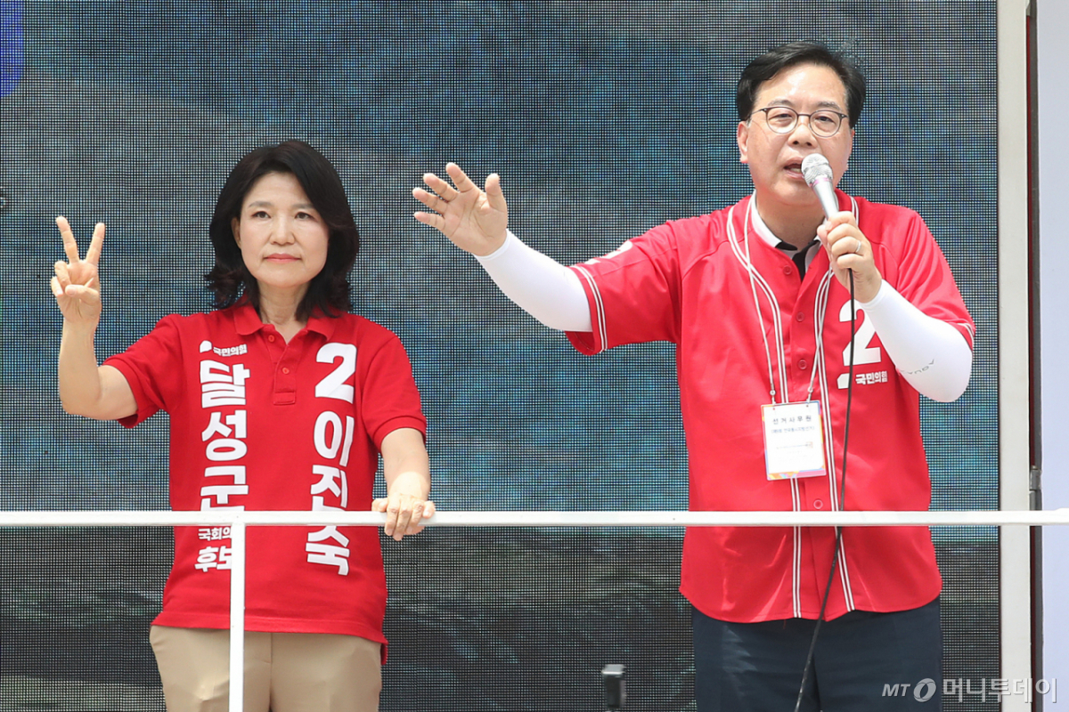 (대구=뉴스1) 공정식 기자 = 송언석 국민의힘 원내대표(오른쪽)가 1일 오후 대구 달성군 화원시장을 찾아 달성군 국회의원 보궐선거에 출마한 이진숙 후보 지지를 호소하고 있다. 2026.6.1/뉴스1 Copyright © 뉴스1. All rights reserved. 무단 전재 및 재배포, AI학습 이용 금지. /사진=(대구=뉴스1) 공정식 기자