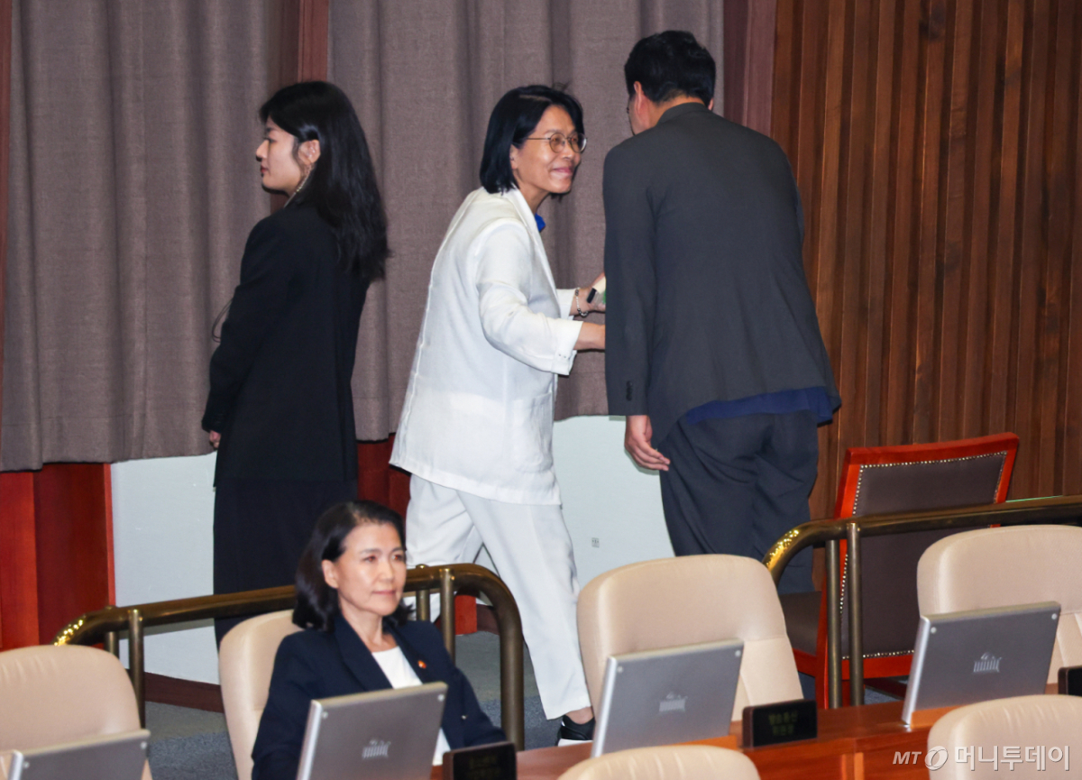 (서울=뉴스1) 안은나 기자 = 최민희 국회 과학기술정보방송통신위원장이 22일 서울 여의도 국회 본회의장에서 한국교육방송공사법(EBS법) 개정안에 대한 무제한토론 종결동의의 건 무기명 투표를 한 뒤 밝은 표정을 짓고 있다. 왼쪽 아래 국무위원석은 이진숙 방송통신위원장. 2025.8.22/뉴스1 Copyright © 뉴스1. All rights reserved. 무단 전재 및 재배포, AI학습 이용 금지. /사진=(서울=뉴스1) 안은나 기자