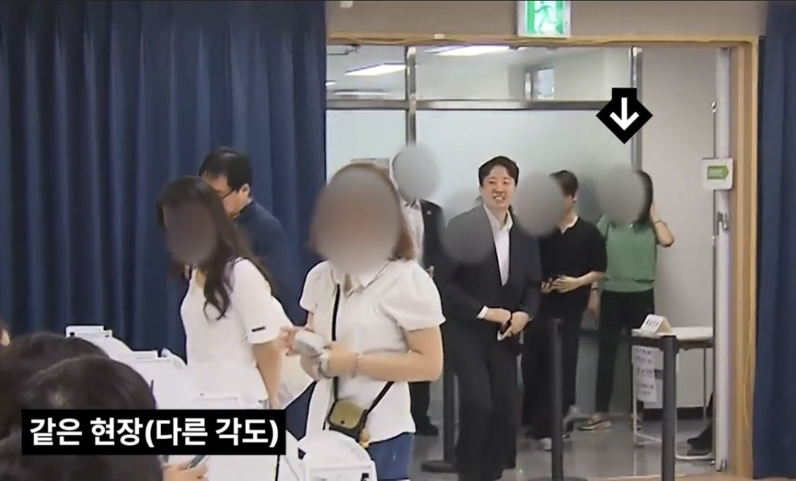 '6.3 지방선거' 사전투표 첫날 투표장 입구로 들어오는 이준석 개혁신당 대표. /사진=개혁신당.
