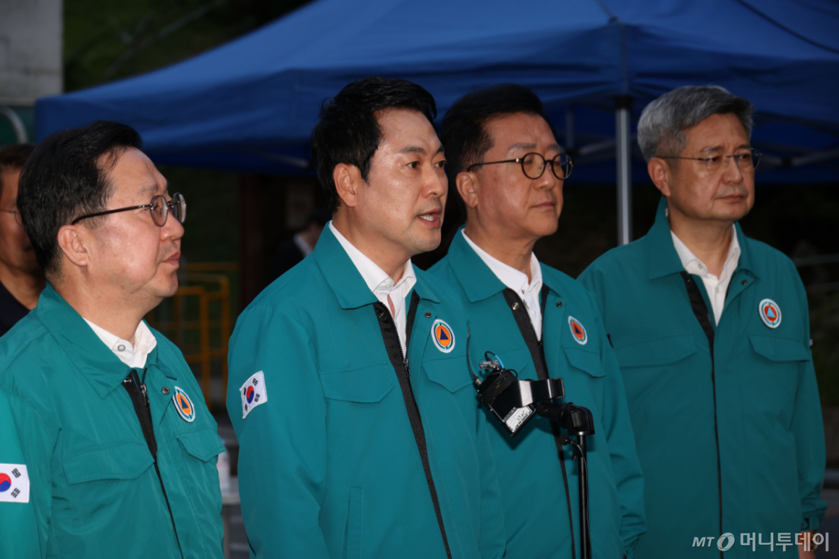 [대전=뉴시스] 김금보 기자 = 장동혁 국민의힘 대표가 1일 오후 대전 유성구 한화에어로스페이스 대전사업장 폭발 사고 현장을 살펴본 뒤 브리핑을 하고 있다. 2026.06.01. kgb@newsis.com /사진=김금보