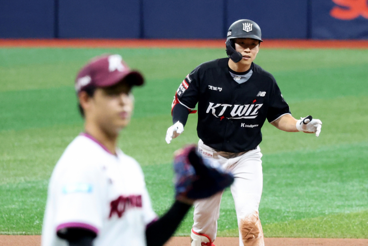 KT 3번타자 류현인이 31일 고척스카이돔에서 열리는 2026KBO리그 키움히어로즈와 KT위즈 경기 1회초 1사 3루에서 1타점 2루타로 출루하고 있다. 2026.05.31. /사진=강영조 선임기자