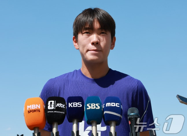대한민국 축구대표팀 조위제가 1일(현지시간) 미국 유타주 헤리먼에 위치한 자이언스뱅크 트레이닝센터에서 훈련에 앞서 인터뷰를 하고 있다. 조위제는 지난 30일 열린 대한민국과 트리니다드 토바고의 평가전에서 부상당한 조유민의 빈자리를 대체한다. /사진=뉴스1 제공