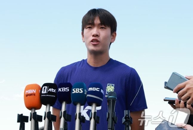 대한민국 축구대표팀 조위제가 1일(현지시간) 미국 유타주 헤리먼에 위치한 자이언스뱅크 트레이닝센터에서 훈련에 앞서 인터뷰를 하고 있다. 조위제는 지난 30일 열린 대한민국과 트리니다드 토바고의 평가전에서 부상당한 조유민의 빈자리를 대체한다. /사진=뉴스1 제공