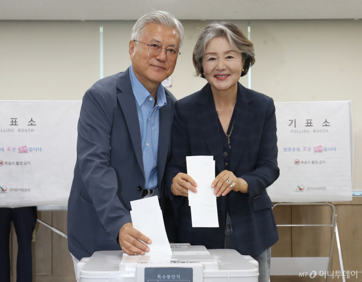 (양산=뉴스1) 윤일지 기자 = 문재인 전 대통령과 부인 김정숙 여사가 6·3 지방선거 및 국회의원 재보궐선거 사전투표 첫날인 29일 오전 경남 양산 하북면주민자치센터에 마련된 사전투표소에서 투표를 하고 있다. 2026.5.29/뉴스1 Copyright © 뉴스1. All rights reserved. 무단 전재 및 재배포, AI학습 이용 금지. /사진=(양산=뉴스1) 윤일지 기자