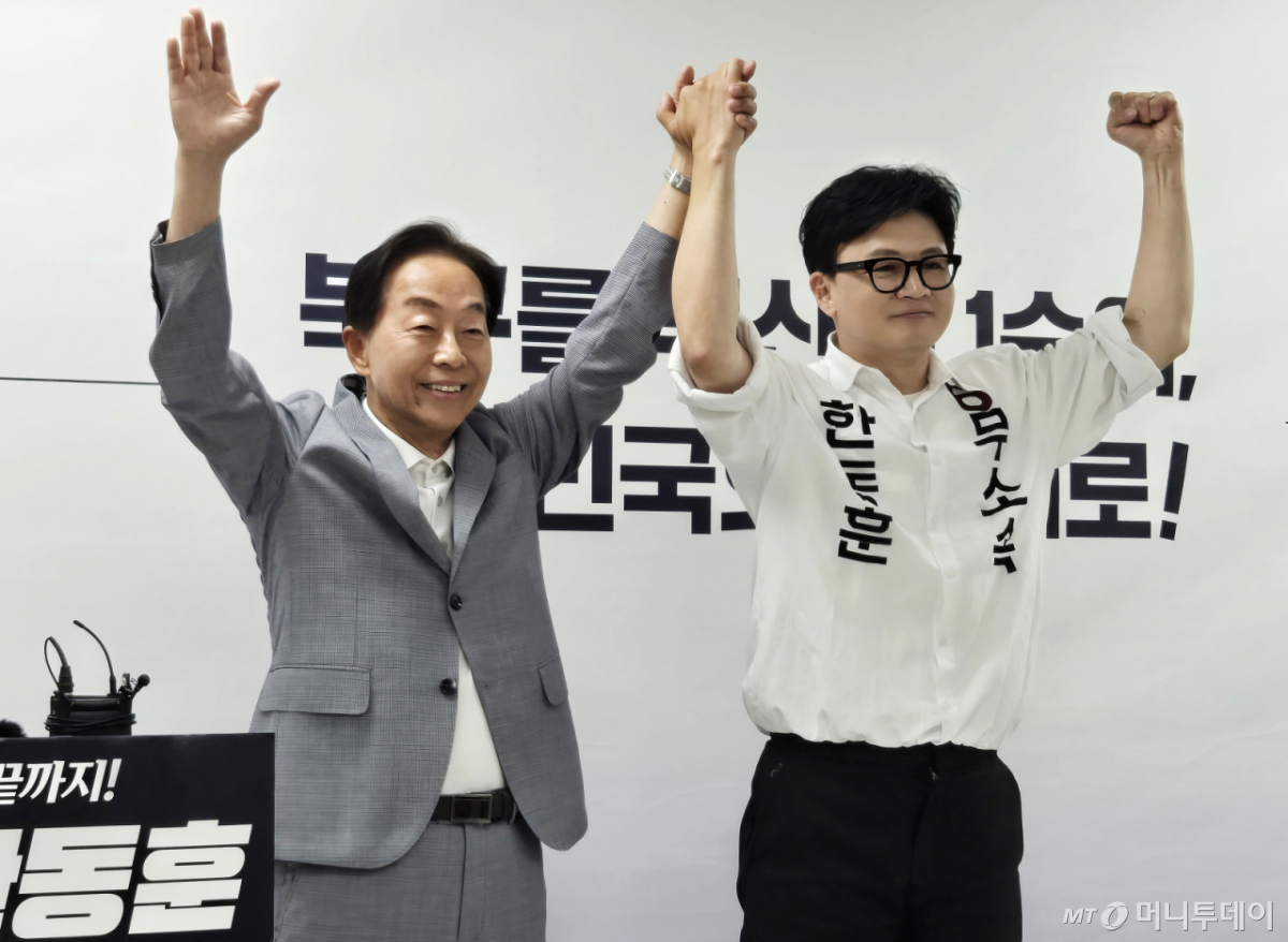 (부산=뉴스1) 손승환 기자 = 고 김영삼(YS) 전 대통령의 차남인 김현철 김영삼대통령기념재단 이사장이 23일 한동훈 무소속 부산 북구갑 국회의원 보궐선거 후보 지지를 선언하며 손을 맞잡고 있다. Copyright © 뉴스1. All rights reserved. 무단 전재 및 재배포, AI학습 이용 금지. /사진=(부산=뉴스1) 손승환 기자