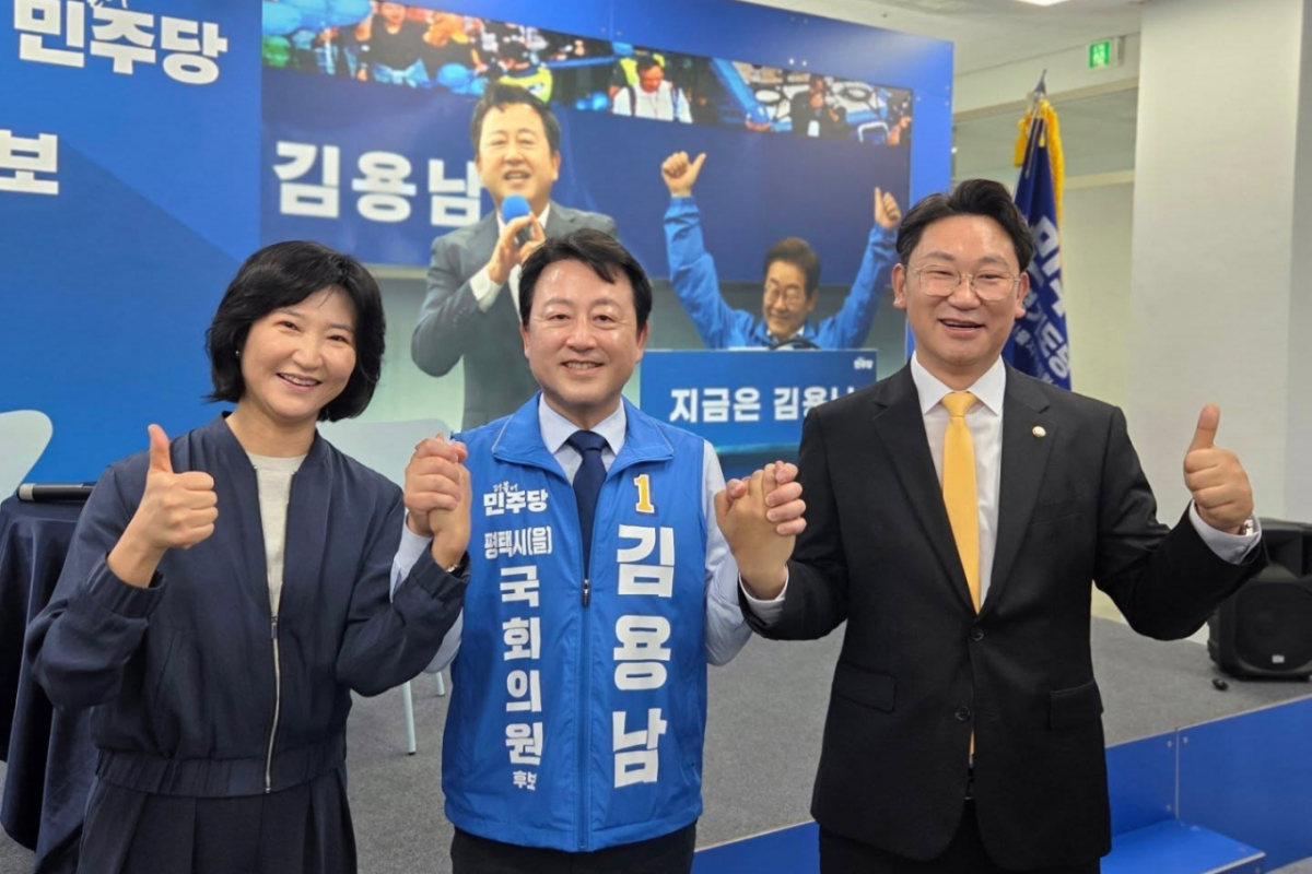 왼쪽부터 노무현 전 대통령 장녀 노정연씨, 김용남 더불어민주당 경기 평택을 국회의원 재선거 후보, 곽상언 민주당 의원 /사진=김 후보 캠프