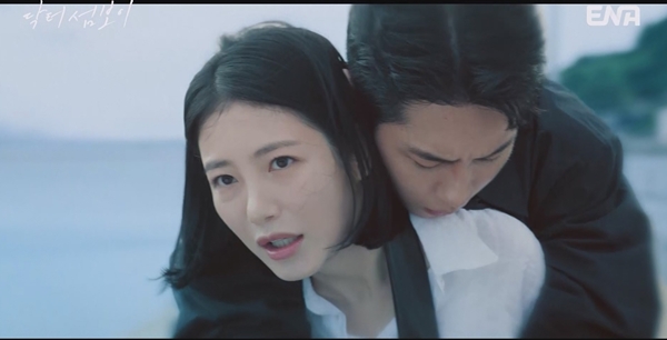 ENA 월화드라마 '닥터 섬보이'./사진=ENA 월화드라마 '닥터 섬보이' 1회 영상 캡처