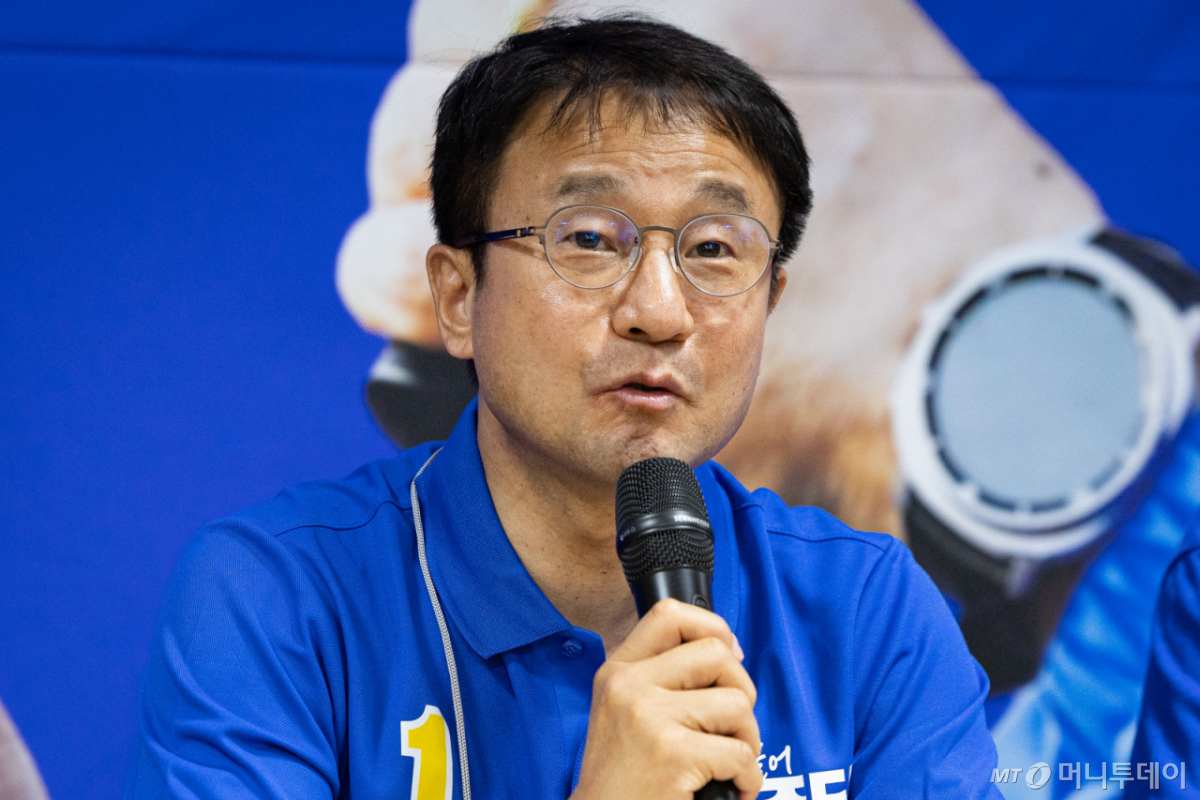 한병도 더불어민주당 원내대표가 1일 충남 천안시 박수현 충남도지사 후보 선거사무소에서 열린 충남 현장 중앙선거대책위원회의에서 모두 발언을 하고 있다. /사진=뉴스1