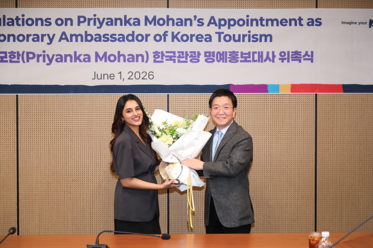 한국관광 명예홍보대사로 위촉된 인도 배우 프리얀카 모한(왼쪽)과 박성혁 관광공사 사장(오른쪽). / 사진제공 = 한국관광공사
