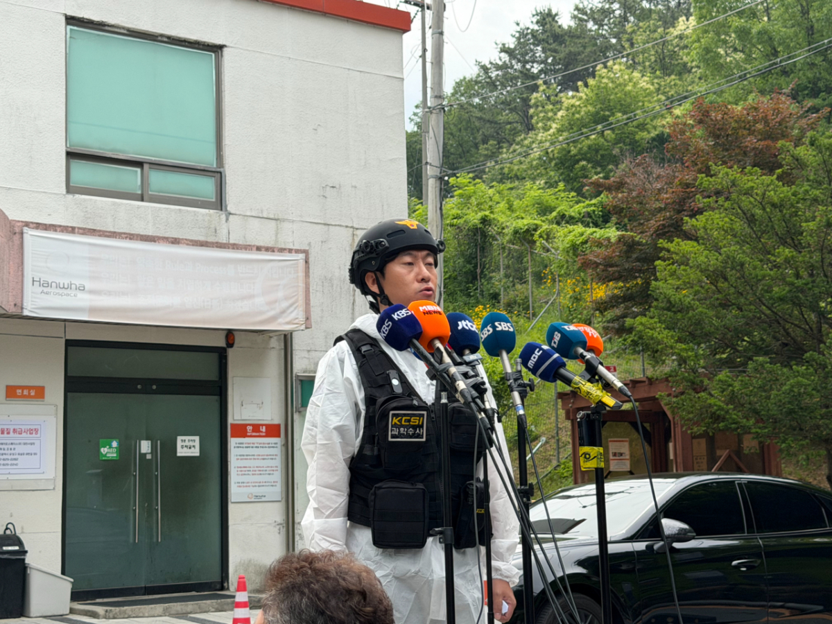 대전 유성구 한화에어로스페이스 대전사업장 앞에서 2일 오전 유승식 대전경찰청 과학수사계장이 합동감식에 앞서 브리핑을 하고 있다./사진=민수정 기자.