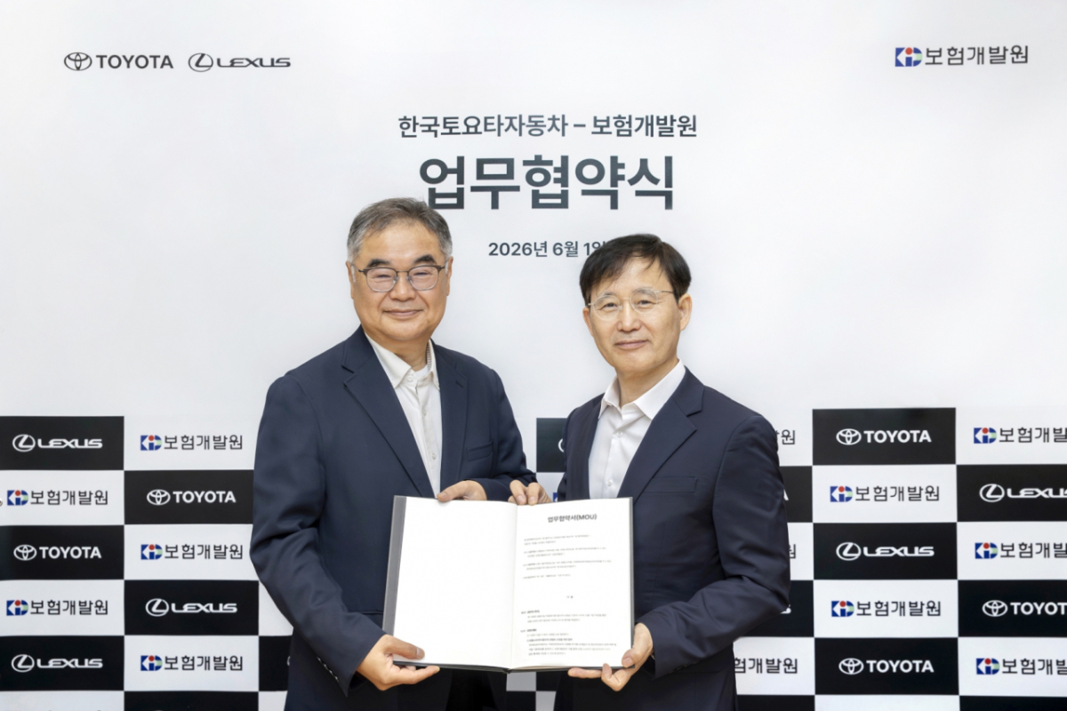 (왼쪽부터)콘야마 마나부 한국토요타자동차 사장과 박진호 보험개발원 부원장. /사진제공=한국토요타자동차