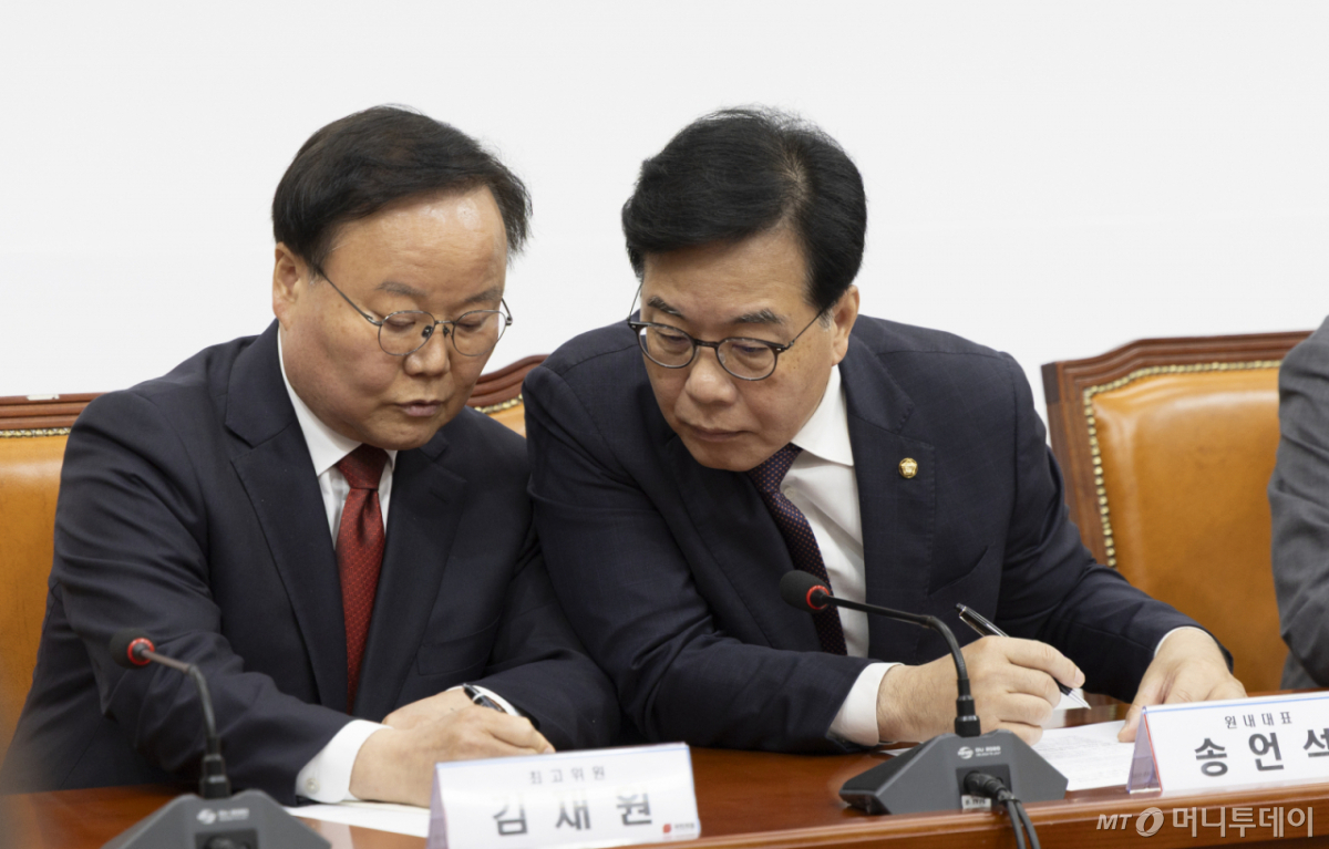 [서울=뉴시스] 김근수 기자 = 송언석 국민의힘 원내대표와 김재원 최고위원이 4일 오전 서울 여의도 국회에서 열린 최고위원회의에서 대화를 나누고 있다. 2026.05.04. ks@newsis.com /사진=김근수