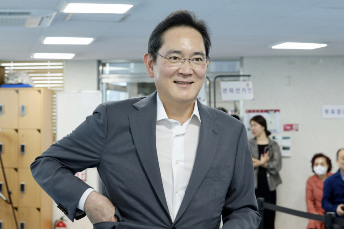 제9회 전국동시지방선거 사전투표 첫날인 지난달 29일 서울 용산구 한남동 한 사전투표소에 방문한 이재용 삼성전자 회장이 투표 중인 모습. /사진=뉴시스