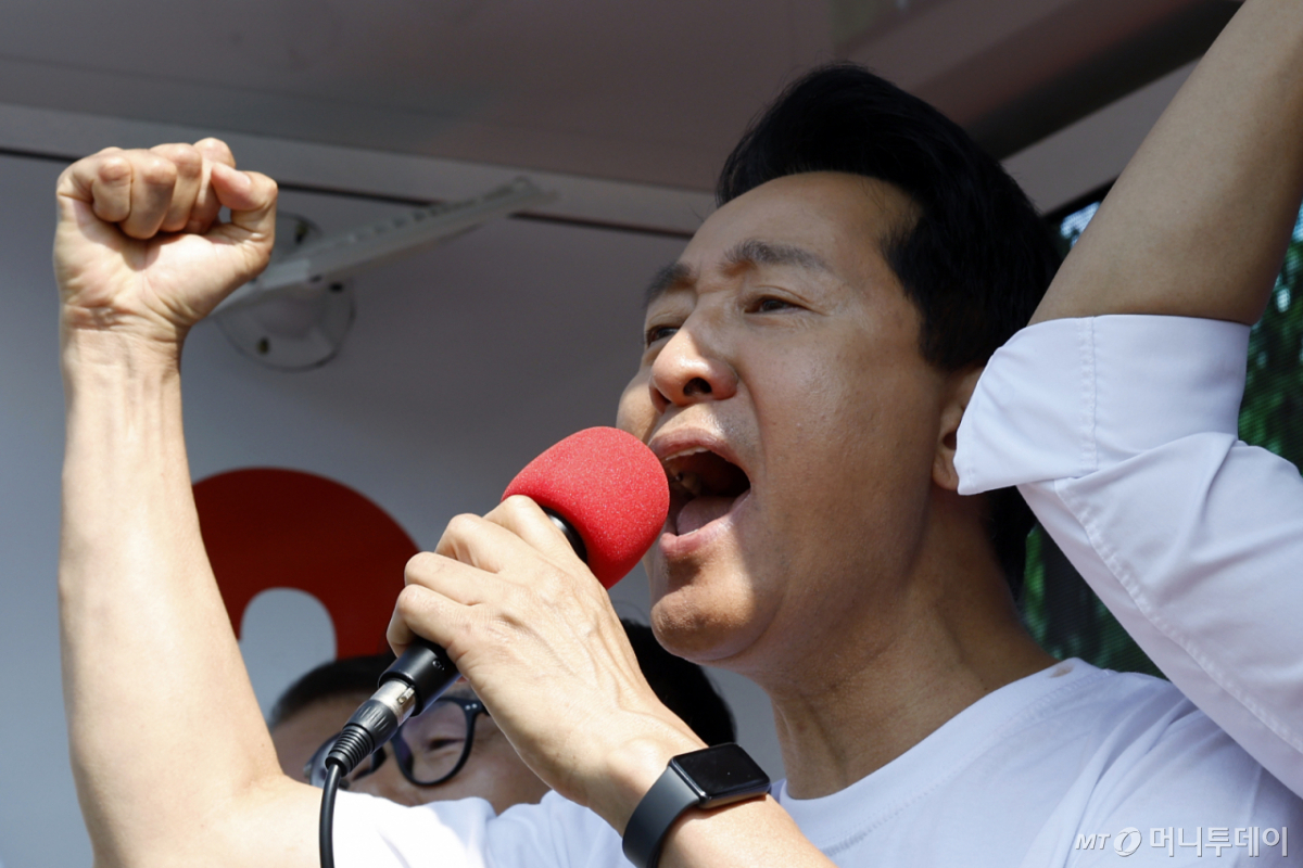(서울=뉴스1) 박정호 기자 = 오세훈 국민의힘 서울시장 후보가 2일 오전 서울시 용산구 효창공원역 앞에서 대국민 호소문 발표 후 순회 유세를 출발하며 시민들에게 지지를 호소하고 있다. 2026.6.2/뉴스1 Copyright © 뉴스1. All rights reserved. 무단 전재 및 재배포, AI학습 이용 금지. /사진=(서울=뉴스1) 박정호 기자