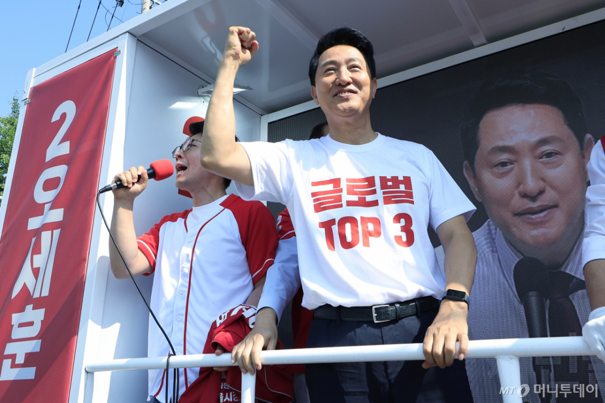 (서울=뉴스1) 박정호 기자 = 오세훈 국민의힘 서울시장 후보가 2일 오전 서울시 용산구 효창공원역 앞에서 대국민 호소문 발표 후 순회 유세를 출발하며 시민들을 향해 인사하고 있다. 2026.6.2/뉴스1 Copyright © 뉴스1. All rights reserved. 무단 전재 및 재배포, AI학습 이용 금지. /사진=(서울=뉴스1) 박정호 기자