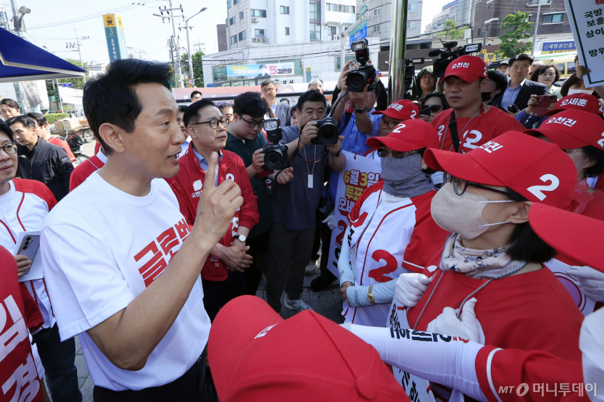 (서울=뉴스1) 박정호 기자 = 오세훈 국민의힘 서울시장 후보가 2일 오전 서울시 용산구 효창공원역 앞에서 대국민 호소문 발표 후 순회 유세에 앞서 선거운동원들을 격려하고 있다. 2026.6.2/뉴스1 Copyright © 뉴스1. All rights reserved. 무단 전재 및 재배포, AI학습 이용 금지. /사진=(서울=뉴스1) 박정호 기자