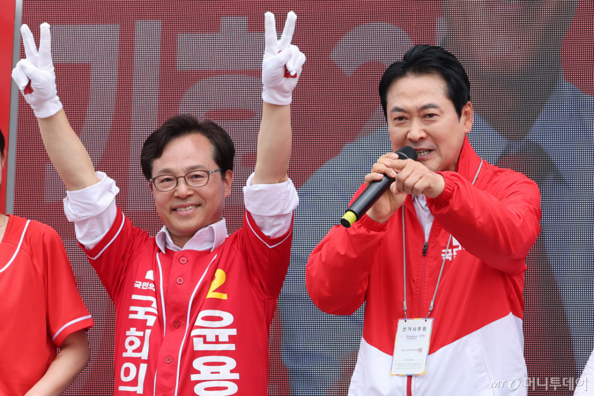 (청양=뉴스1) 신웅수 기자 = 장동혁 국민의힘 대표가 2일 충남 청양군 청양재래시장을 찾아 윤용근 충남 공주시부여군청양군 국회의원 후보, 김홍열 청양군수 후보 지지를 호소하고 있다. 2026.6.2/뉴스1 Copyright © 뉴스1. All rights reserved. 무단 전재 및 재배포, AI학습 이용 금지. /사진=(청양=뉴스1) 신웅수 기자