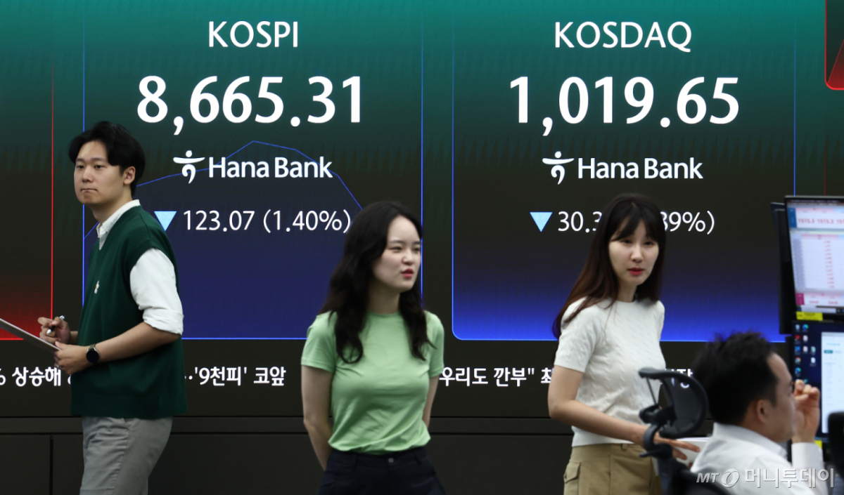 (서울=뉴스1) 김민지 기자 = 코스피가 전 거래일(8788.38)보다 94.81포인트(1.08%) 상승한 8883.19에 출발한 2일 오전 서울 중구 하나은행 본점 딜링룸 전광판에 코스피, 코스닥 지수가 나오고 있다. 2026.6.2/뉴스1 Copyright © 뉴스1. All rights reserved. 무단 전재 및 재배포, AI학습 이용 금지. /사진=(서울=뉴스1) 김민지 기자