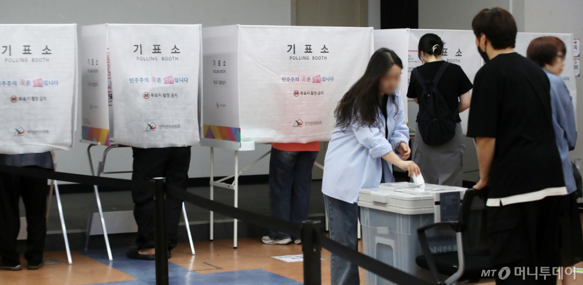 (부산=뉴스1) 윤일지 기자 = 제9회 전국동시지방선거 및 국회의원 재보궐선거 사전투표 둘째 날인 30일 부산 해운대구 반송2동행정복지센터에 마련된 사전투표소에서 유권자들이 소중한 한 표를 행사하고 있다. 2026.5.30/뉴스1 Copyright © 뉴스1. All rights reserved. 무단 전재 및 재배포, AI학습 이용 금지. /사진=(부산=뉴스1) 윤일지 기자